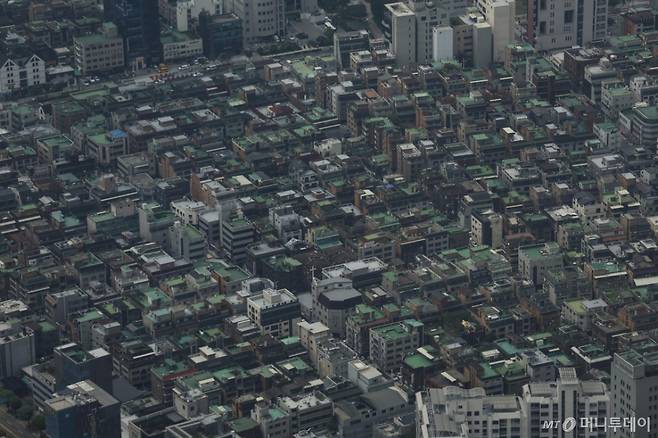 [서울=뉴시스] 김근수 기자 = 6일 서울 송파구의 롯데월드타워 스카이라운지에서 다가구·다세대·연립주택이 보이고 있다.    6일 국토교통부 주택건설실적통계에 따르면 올해 1∼5월 서울 내 다가구·다세대·연립주택 준공은 1천813가구로, 작년 같은 기간(2천945가구)보다 38.4% 감소했다. 4년 전인 2021년 1∼5월(1만517가구)과 비교해 입주 물량은 6분의 1로 줄었다. 서울 다가구·다세대·연립주택은 2020∼2023년 매년 2만2천∼2만5천가구씩 준공됐지만, 2023년 1만4천124가구, 작년엔 6천512가구로 급감했다. 2025.07.06. ks@newsis.com /사진=김근수