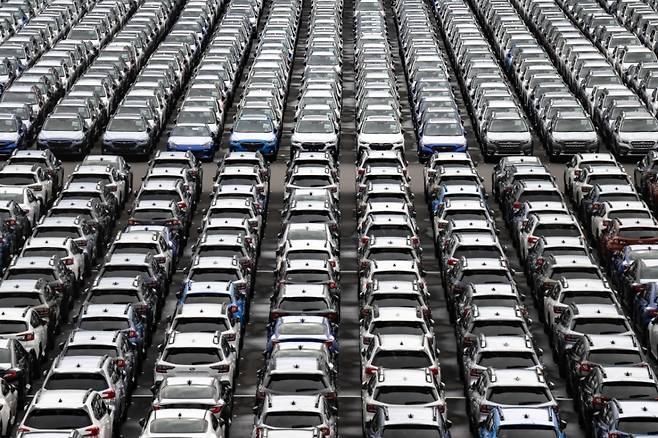 2025년 4월 2일 일본 요코하마의 다이코쿠 부두에 신차들이 주차되어 있는 모습. /AFPBBNews=뉴스1