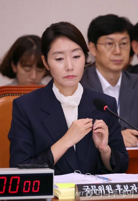 [서울=뉴시스] 고승민 기자 = 강선우 여성가족부 장관 후보자가 14일 서울 여의도 국회에서 열린 여성가족위원회의 인사청문회에서 국회의원 배지를 떼고 있다. 2025.07.14. kkssmm99@newsis.com /사진=고승민