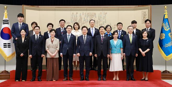 이재명 대통령이 23일 새정부 초대 국무위원들에게 임명장을 수여하며 잘부탁드린다고 전했다. 이재명 대통령이 23일 서울 용산그 대통령실 청사에서 열린 임명장 및 위촉장 수여식에서 참석자들과 기념촬영을 하고 있다.  /사진=뉴시스(대통령실통신사진기자단)