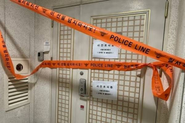 인천 송도국제신도시 한 아파트에서 아들을 사제 총으로 쏴 숨지게한 60대 남성의 신상정보가 공개되지 않을 것으로 보이다. 사진은 인천 송도국제신도시에서 사제 총으로 아들을 쏴 숨지게 한 60대 남성의 서울 도봉구 자택 문 앞에 사건 조사 중임을 알리는 폴리스 라인이 설치된 모습. /사진=뉴스1