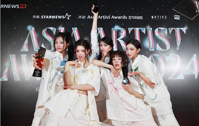 걸그룹 뉴진스의 숙소였던 곳에 침입해 물건을 훔치고 사진을 찍은 20대가 벌금형을 선고받았다. 사진은 지난해 12월 태국 방콕 임팩트 챌린저 홀 1-2(IMPACT Challenger Hall 1-2)에서 진행된 '제9회 아시아 아티스트 어워즈'(The 9th Asia Artist Awards, 이하 'AAA 2024')에서 AAA 베스트 아티스트, 베스트 퍼포먼스, 올해의 가수상을 수상한 걸그룹 뉴진스. /사진=스타뉴