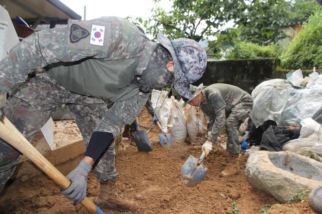 육군 제35보병사단 장병들이 21일 전북 순창군 풍산면 침수 피해 민가 주변에 쌓인 토사를 제거하고 있다. 육군 제공