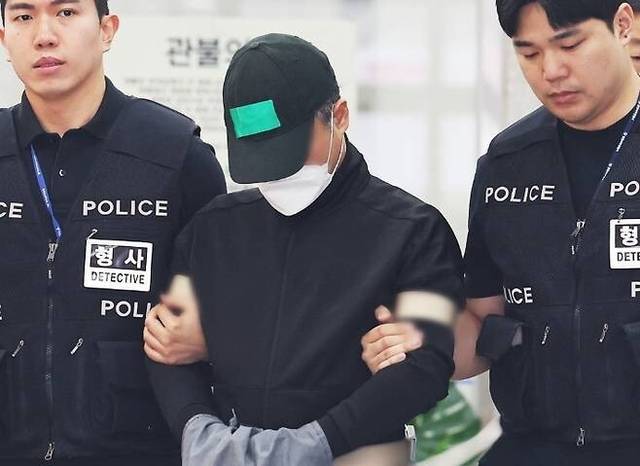 부모와 처자식 등 일가족 5명을 살해한 50대가 4월 24일 경기 용인동부경찰서 유치장에서 검찰로 송치되고 있다. 연합뉴스