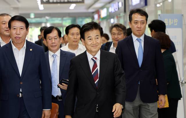 정동영 통일부 장관 후보자가 23일 전주지법에서 열린 공직선거법 위반 항소심 재판에 참석하기 위해 변호인단과 함께 법정으로 향하고 있다. 연합뉴스