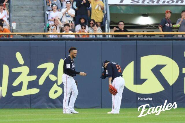 루이스 리베라토에게 경의를 표하는 문현빈(왼쪽부터)./한화 이글스
