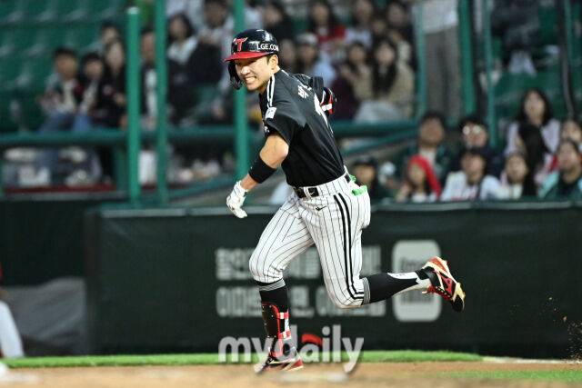 24일 인천 SSG랜더스필드에서 열린 '2025 신한 SOL BANK KBO리그' LG 트윈스와 SSG랜더스 경기.LG 박해민이 8회초 1사 2루에 동점 적시타를 친 뒤 2루에서 태그 아웃됐다