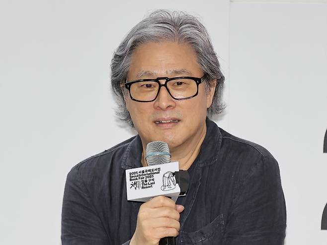 지난달 20일 ‘2025 서울국제도서전’에서 박찬욱 감독이 강연을 하고 있다. [연합]