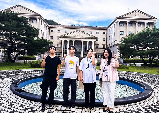 대구경북영어마을에서 소중한 경험을 했던 최봉준(왼쪽부터) , 김영재, 조다혜, 이유리씨가 영어마을을 다시 찾아 포즈를 취하고 있다.[영진전문대 제공]