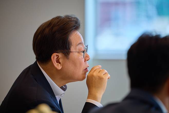 이재명 대통령이 지난 21일 서울 용산 대통령실 청사에서 김민석 국무총리와 주례 보고 회동을 하고 있다. [대통령실 제공]