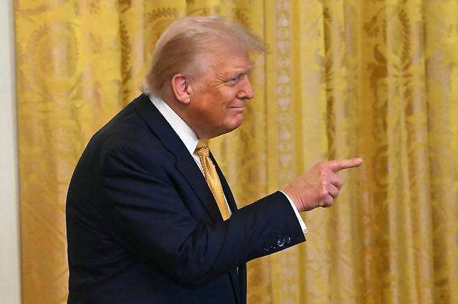 도널드 트럼프 미국 대통령이 22일(현지시간) 미 워싱턴DC 백악관에서 열린 공화당 의원들과의 리셉션에서 연설 하기 위해 도착하고 있다. 트럼프 대통령은 이날 자신의 SNS 트루스소셜을 통해 미국의 일본에 대한 상호관세는 종전 예고했던 25%에서 10%포인트 낮아진 15%로 합의했다고 밝혔다.  [AFP]