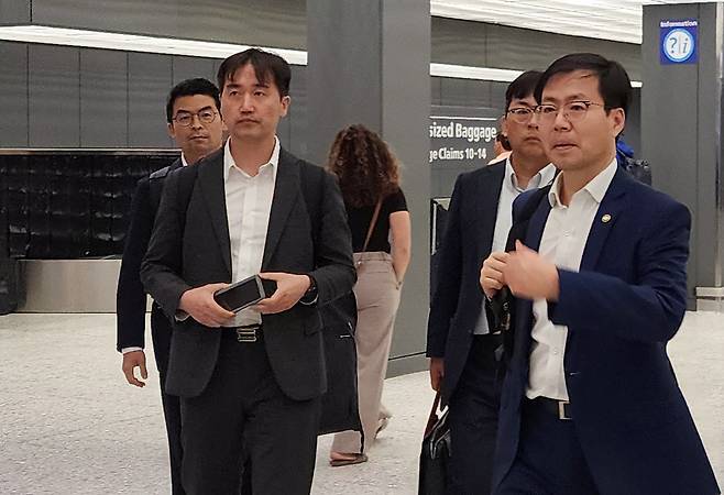 여한구(오른쪽) 산업통상자원부 통상교섭본부장이 도널드 트럼프 미국 행정부와 막판 통상 및 관세 협상을 위해 22일(현지시간) 미국 워싱턴DC 인근 덜레스 국제공항에 도착하고 있다.  [연합]