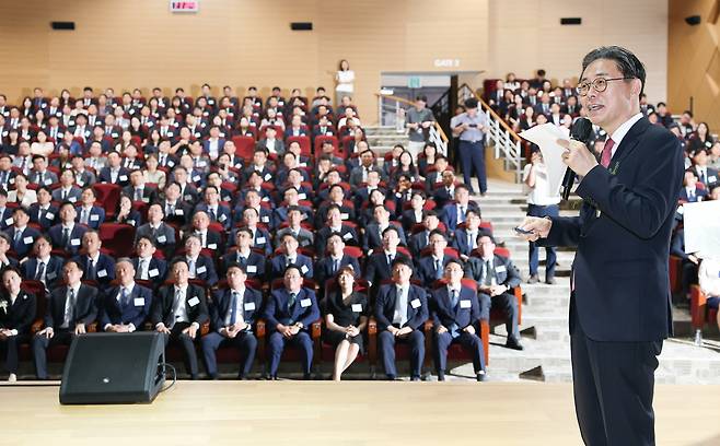 강민수 국세청장이 23일 세종시 나성동 본청에서 열린 이임식에서 이임사를 하고 있다. [국세청 제공]