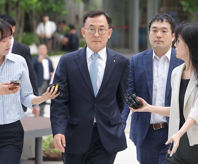 정근수 전 신한은행 부행장이 23일 서울 종로구 KT광화문빌딩에 마련된 김건희 여사 관련 의혹을 수사 중인 민중기 특별검사팀 사무실에 출석하고 있다. [연합]