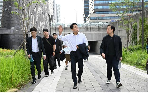 오 시장이 문정역 주변 유휴공간을 둘러보고 있다. [서울시 제공]