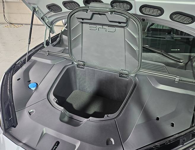 BYD 스포츠 중형 세단 ‘씰’ 프렁크. 서재근 기자