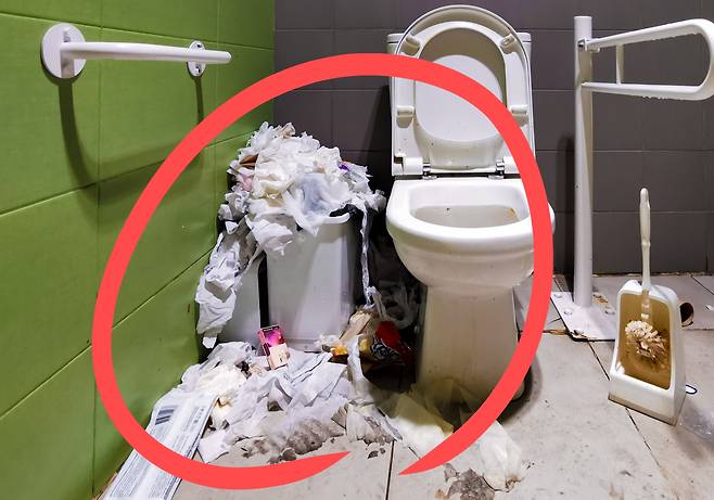 한 공중화장실의 변기 주변이 휴지 쓰레기들로 가득 차 있다.[123rf]