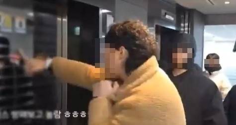 해당 사진은 기사 본문과 관계없습니다. 서울서부지방법원 난동 당시 경찰과 취재진을 위협했다는 혐의로 경찰 조사를 받은 극우 유튜버. [유튜브 캡처]