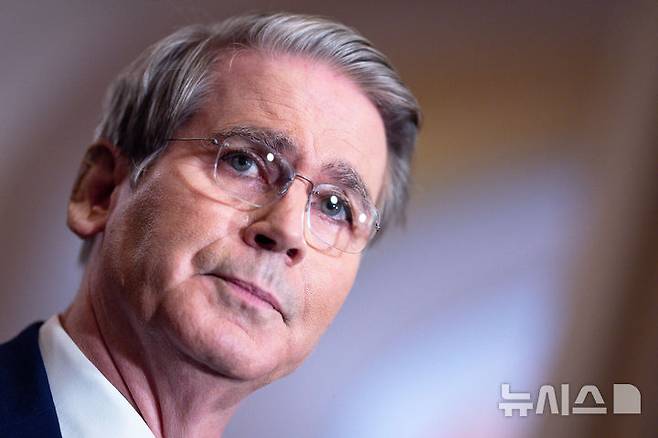 [워싱턴=AP/뉴시스] 스콧 베선트 미국 재무장관이 22일(현지 시간) 중국과 다음 주 스웨덴에서 무역 협상을 벌일 예정이라고 밝혔다. 사진은 베선트 장관이 지난 4일 미국 국회의사당에서 취재진 질문에 답하는 모습. 2025.07.23.