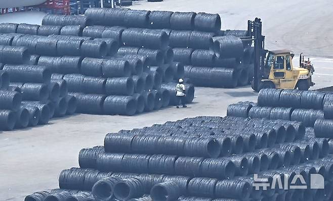 [평택=뉴시스] 김종택 기자 = 경기 평택시 포승읍 평택항 야적장에 철강제품이 쌓여있는 모습. 2025.07.07. jtk@newsis.com