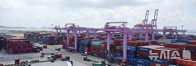 [인천=뉴시스] 전진환 기자 = 21일 인천 연수구 인천신항 컨테이너 터미널에 컨테이너가 쌓여 있다. 2025.07.21. amin2@newsis.com