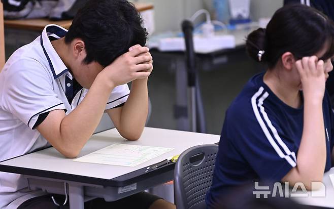 [수원=뉴시스] 김종택 기자 = 수원의 한 고등학교 시험 모습. 2025.07.10. jtk@newsis.com