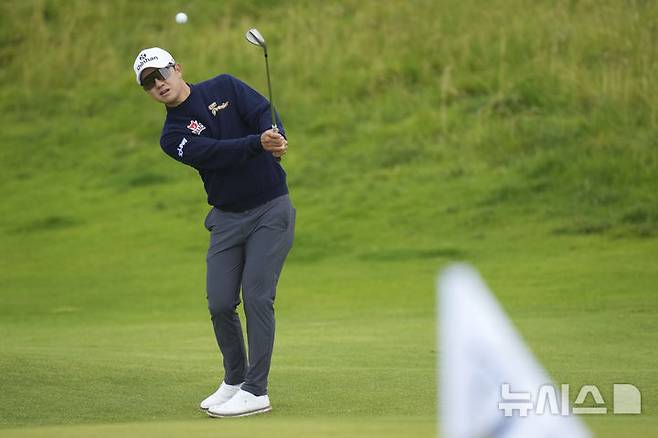 [포트러시=AP/뉴시스] 송영한이 15일(현지 시간) 북아일랜드 포트러시의 로열 포트러시 골프클럽에서 열리는 제153회 디오픈(브리티시오픈)을 앞두고 연습 라운딩하고 있다. 17일 개막하는 올 시즌 마지막 메이저대회인 디오픈에 한국 선수는 최경주, 안병훈, 임성재, 김주형, 김시우, 송영한 등 6명이 출전한다. 2025.07.16.