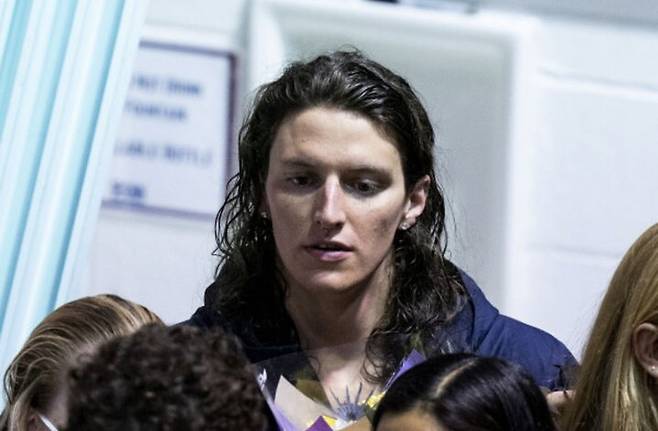 [필라델피아=AP/뉴시스] 남성에서 여성으로 성전환한 미국 트랜스젠더 선수 리아 토머스가 트랜스젠더 선수의 여성 경기 출전을 금지하는 규정이 무효라고 주장하는 소송을 냈다고 2024년 1월 28일 미국 언론이 보도했다. 사진은 2022년 경기 후 토머스의 모습. 2025.07.23.  *재판매 및 DB 금지