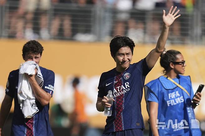 [이스트 러더퍼드=AP/뉴시스] 파리 생제르맹(PSG, 프랑스)의 이강인이 9일(현지 시간) 미 뉴저지주 이스트 러더퍼드 메트라이프 스타디움에서 열린 2025 국제축구연맹(FIFA) 클럽 월드컵 준결승에서 레알 마드리드(스페인)를 물리친 후 팬들에게 인사하고 있다. 이강인은 후반 35분 교체 투입돼 팀 4번째 골에 기여했고 PSG는 4-0으로 승리하며 결승에 올라 첼시(잉글랜드)와 우승을 다투게 됐다. 2025.07.10.