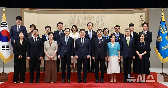 [서울=뉴시스] 고범준 기자 = 이재명 대통령이 23일 서울 용산 대통령실 청사에서 열린 임명장 및 위촉장 수여식에서 참석자들과 기념촬영을 하고 있다. 윗줄 왼쪽부터 정은경 보건복지부 장관과 자녀, 윤호중 행정안전부 장관과 배우자, 정성호 법무부 장관과 배우자, 김성환 환경부 장관과 배우자, 김영훈 고용노동부 장관과 자녀. 아래 왼쪽부터 배경훈 과학기술정보통신부 장관과 배우자, 김경수 지방시대위원장과 배우자, 이 대통령, 구윤철 부총리 겸 기획재정부 장관과 배우자, 조현 외교부 장관과 배우자. (대통령실통신사진기자단) 2025.07.23. bjko@newsis.com