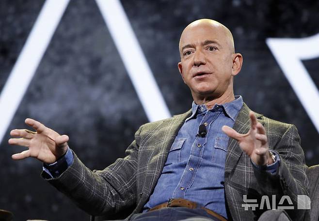 [라스베이거스=AP/뉴시스] 아마존 창업자 제프 베이조스가 최근 도널드 트럼프 대통령과 비공개 회동을 한 것으로 22일(현지 시간) 알려졌다. 2025.07.23.