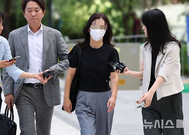 [서울=뉴시스] 최진석 기자 = 김건희 집사 김예성 씨의 아내 정 모 씨가 23일 서울 종로구 김건희 특검팀(특별검사 민중기)으로 소환 조사에 출석하고 있다. 2025.07.23. myjs@newsis.com