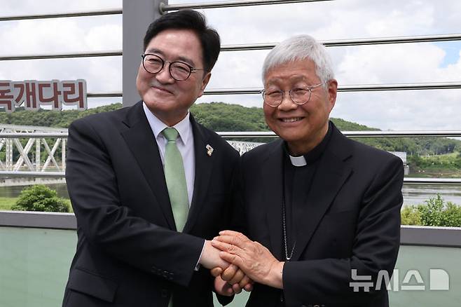 [파주=뉴시스] 국회사진기자단= 유흥식(오른쪽) 추기경과 우원식 국회의장이 23일 경기도 파주 임진각 평화누리공원 독개다리 위에서 손을 잡고 기념촬영을 하고 있다.2025.07.23. photo@newsis.com
