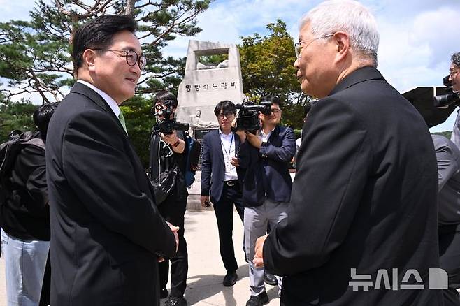 [파주=뉴시스] 국회사진기자단= 유흥식 추기경과 우원식(왼쪽) 국회의장이 23일 경기 파주 임진각 '망향의 노래비'  앞에서 대화를 하고 있다. 2025.07.23. photo@newsis.com