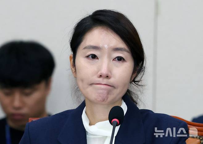 [서울=뉴시스] 고승민 기자 = 강선우 여성가족부 장관 후보자가 14일 서울 여의도 국회에서 열린 여성가족위원회의 인사청문회에서 의원 질의를 듣고 있다. 2025.07.14. kkssmm99@newsis.com