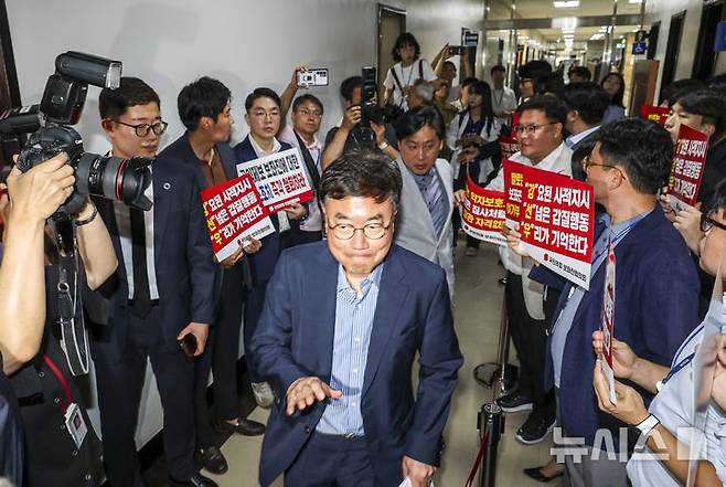 [서울=뉴시스] 조성봉 기자 = 14일 서울 여의도 국회에서 열린 여성가족위원회의 강선우 여성가족부 장관 후보자 인사청문회에 앞서 국민의힘 보좌진협의회 관계자들이 강 후보자를 규탄하는 피켓팅을 하고 있다. 2025.07.14. suncho21@newsis.com