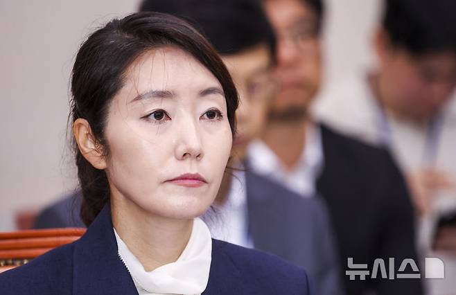 [서울=뉴시스] 고승민 기자 = 강선우 여성가족부 장관 후보자가 14일 서울 여의도 국회에서 열린 여성가족위원회의 인사청문회에서 후보자 선서를 하고 있다. 2025.07.14. kkssmm99@newsis.com