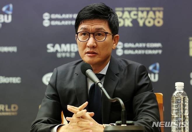 [서울=뉴시스] 조성우 기자 = 이기훈 웰바이오텍 회장이 2022년 10월11일 오전 서울 중구 한국프레스센터에서 열린 '필리핀 복싱 영웅' 매니 파퀴아오와 무술가 유대경(D.K.Yoo)의 스페셜 매치 기자회견에서 발언하고 있다. 2022.10.11. xconfind@newsis.com