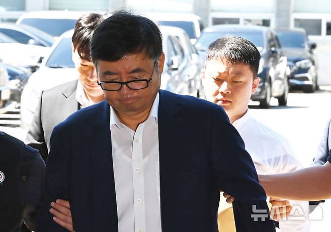 [수원=뉴시스] 공장 화재로 23명의 사망자가 발생한 화성 리튬전지 제조업체 아리셀 박순관 대표와 박중언 아리셀 총괄본부장(오른쪽)이 2024년 8월28일 경기도 수원지법에서 열린 구속 전 피의자 심문(영장실질심사)을 마친 후 대기장소인 수원남부경찰서로 들어서고 있다. (사진=뉴시스 DB). photo@newsis.com