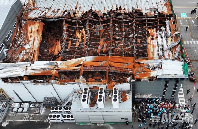 [화성=뉴시스] 김종택 기자 = 24일 경기 화성시 전곡리 아리셀 참사 화재현장에서 열린 '아리셀 참사 1주기 현장 추모 위령제'에서 유가족과 참석자들이 참사 현장에 헌화하고 있다. (공동취재) 2025.06.24. photo@newsis.com