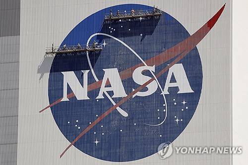 미국 플로리다 케네디우주센터의 외벽에 그려진 NASA 로고 [AP 연합뉴스 자료사진. 재판매 및 DB 금지]