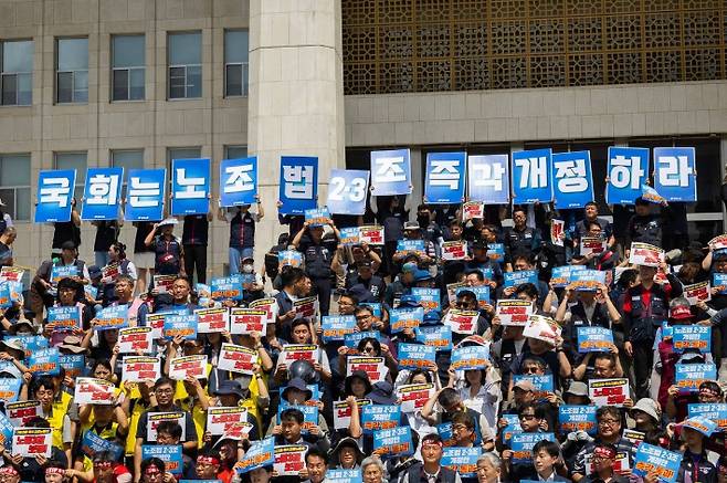 민주노총이 21일 국회 본청 앞에서 노조법 2·3조 개정안의 즉각 통과를 촉구하면서 농성에 돌입하는 기자회견을 하고 있다. 민주노총 제공
