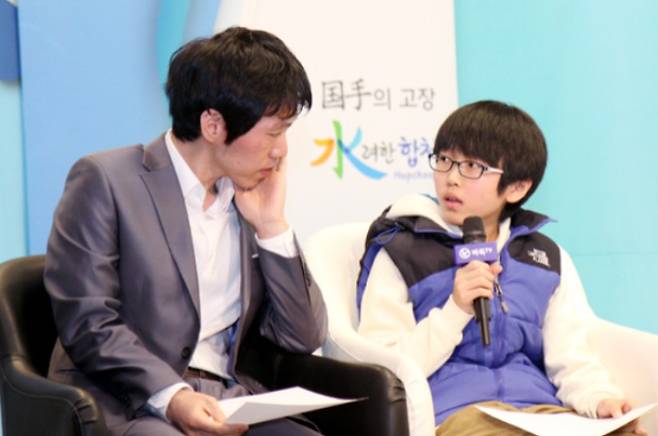 지난 2013년 1월 합천군 초청 영재·정상 대결(비공식전)에서의 이창호 9단과 신진서 초단(사진 오른쪽). 한국기원 제공