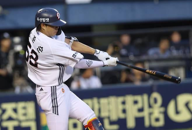 두산 박준순이 1회말 한화 황준서를 상대로 홈런을 뽑아내고 있다. 두산