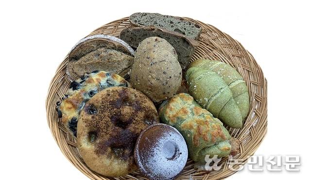 브레드메밀 빵엔 다채로운 제철 특산물과 우리 곡물이 듬뿍 담긴다.