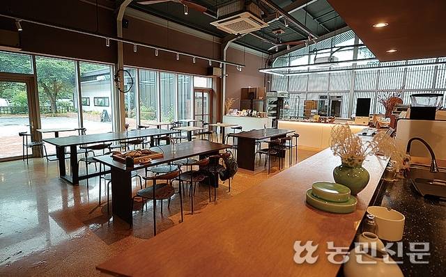 주방이 개방된 매장 내부. 빵을 구우면 고소한 냄새가 퍼진다.