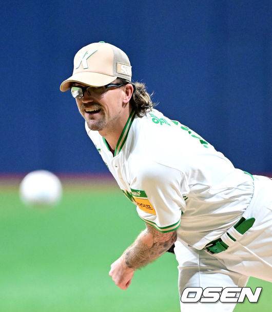 [OSEN=고척, 최규한 기자] 22일 오후 서울 고척스카이돔에서 ‘2025 신한 SOL Bank KBO리그’ 키움 히어로즈와 롯데 자이언츠의 경기가 열렸다.홈팀 키움은 라클란 웰스, 방문팀 롯데는 나균안을 선발로 내세웠다.키움 선발 라클란 웰스가 힘차게 공을 뿌리고 있다. 2025.07.22 / dreamer@osen.co.kr