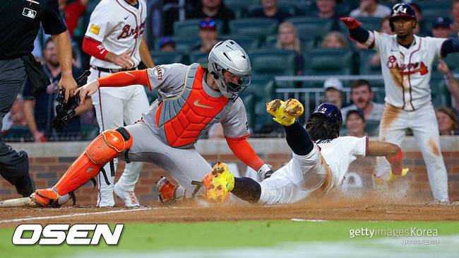 [사진] 애틀랜타 로널드 아쿠냐 주니어(오른쪽)가 4회 2사 1,2루에서 드레이크 볼드윈의 우중간 안타 때 1루에서 홈까지 파고들며 득점을 올리고 있다. 샌프란시스코 포수는 패트릭 베일리. ⓒGettyimages(무단전재 및 재배포 금지)