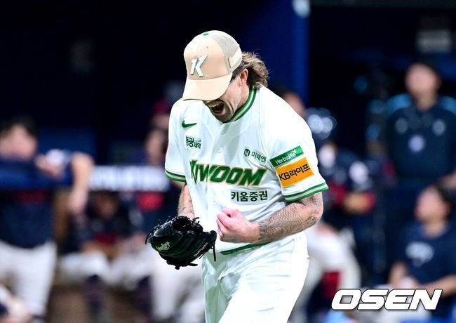 [OSEN=고척, 최규한 기자] 22일 오후 서울 고척스카이돔에서 ‘2025 신한 SOL Bank KBO리그’ 키움 히어로즈와 롯데 자이언츠의 경기가 열렸다.홈팀 키움은 라클란 웰스, 방문팀 롯데는 나균안을 선발로 내세웠다.6회초 2사 1, 2루 상황 롯데 전민재를 삼진으로 이끌며 실점없이 이닝을 막아낸 키움 선발 라클란 웰스가 포효하고 있다. 2025.07.22 / dreamer@osen.co.kr