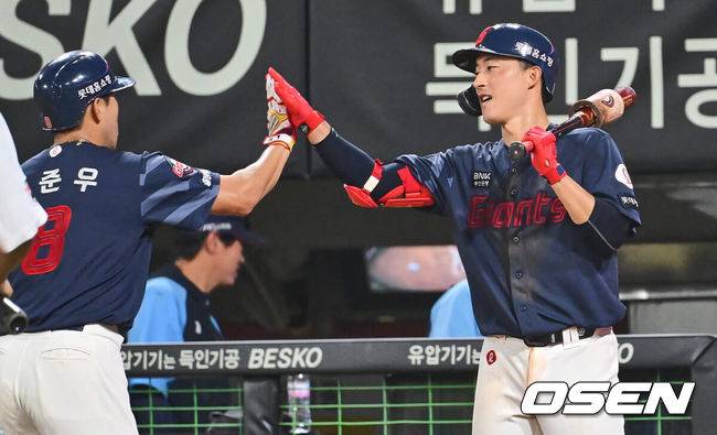 [OSEN=광주, 이석우 기자] 21일 광주-기아 챔피언스필드에서 2024 신한 SOL 뱅크 KBO 리그 KIA 타이거즈와 롯데 자이언츠의 경기가 열렸다. 홈팀 KIA는 양현종이 선발 출전하고 방문팀 롯데는 박세웅이 선발 출전했다.롯데 자이언츠 전준우가 6회초 무사 좌중월 솔로 홈런을 치고 노진혁과 하이파이브를 하고 있다. 2024.08.21 / foto0307@osen.co.kr